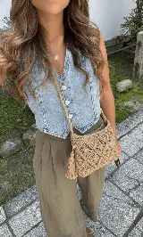 Bandolera tejida color beige con diseño geométrico y flecos.