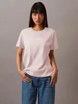 Remera rosa de algodón con cuello redondo y logo "Calvin Klein Jeans" estampado en el pecho.