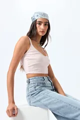 Top corto de punto canalé color rosa claro, con breteles finos y escote redondeado.