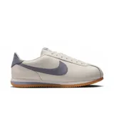 Championes Nike Cortez Leather color crema con detalles en gris y suela color caramelo.