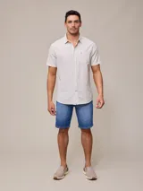 Bermuda de jean elastizado celeste, corte a la rodilla y tiro medio.