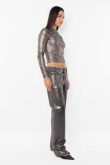 Top manga larga con detalles perforados y acabado foil metálico, semi polera.