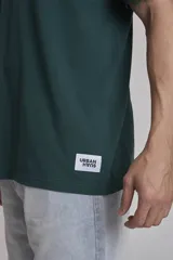 Remera verde oscuro de corte holgado y mangas cortas.