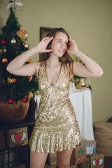 Vestido corto azul con estampado floral blanco, escote en V, breteles finos cruzados en la espalda, cut-outs laterales y volado en el ruedo.