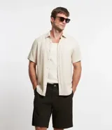 Bermuda masculina de sarga color rosado, con corte recto y bolsillos laterales.