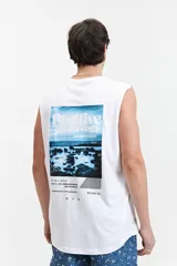 Musculosa blanca de algodón con corte oversize y estampado en la espalda con imagen de playa, texto y código de barras.