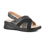 Sandalias de plataforma color beige con tiras cruzadas y ajuste con velcro en el tobillo.