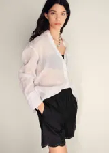 Shorts negros de algodón con cintura elástica y dobladillo festoneado con bordados calados.