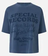 Remera azul de algodón con corte oversize, cuello redondo y mangas cortas. Estampa frontal con texto "Special Records".