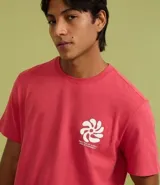 Remera masculina de algodón color coral, corte comfort, cuello redondo y manga corta. Estampa abstracta con texto en el frente.