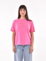 Remera rosa con estampado frontal con la frase "Available for weekends" en color naranja.