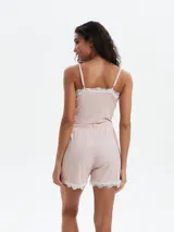 Short de pijama gris melange con cintura elástica y detalle de encaje blanco en el ruedo.