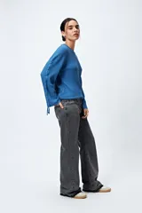 Pantalón de jean gris oscuro, de corte recto y tiro bajo.