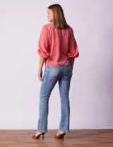 Blusa de gasa color blanco con estampado de hojas verdes, de mangas 3/4 abullonadas con puños elásticos.