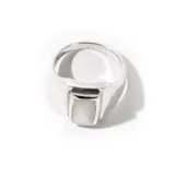 Anillo de plata 925 con diseño clásico y detalle de nácar en la parte frontal.