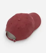 Gorra de sarga color bordó con ala curva y bordado frontal con la frase "C'est la vie".