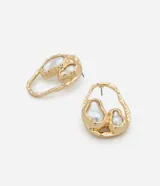 Par de aros dorados con diseño asimétrico y perlas orgánicas.