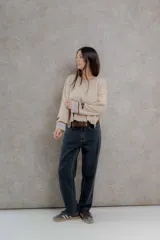 Pantalón jean de tiro medio color negro, corte mom, con bolsillos delanteros y traseros. Largo hasta el tobillo. Confeccionado en algodón 100%.