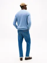 Sweater celeste de punto texturizado con cuello redondo y logo de Tommy Hilfiger bordado en el pecho.