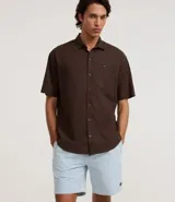 Bermuda masculina de sarga, color verde claro con estampado de rayas finas. Posee cintura elástica con cordón para ajuste y bolsillos.