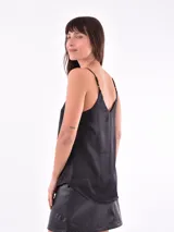 Musculosa de tirantes finos color blanco, con escote en V.