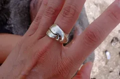 Anillo grueso de alpaca color plateado, con forma irregular y superficie texturizada.