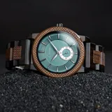 Reloj de pulsera Chenaut modelo Émeraude d’Ébène, con caja y malla de madera de ébano y nogal. Esfera verde esmeralda con segundero pequeño. Cristal Hardlex y movimiento de cuarzo. Resistente al agua (3 ATM).