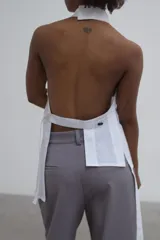 Top negro con espalda descubierta, confeccionado a partir de la deconstrucción de una camisa.