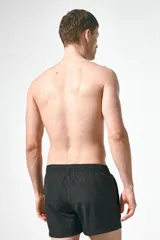 Short de baño negro con elástico revestido y cordón para ajustar oculto en la cintura, bolsillos laterales y abertura corta en los lados. Suspensor interior de malla.