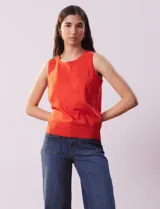Musculosa tejida color fucsia de hilado fino, con cuello redondo y sisas amplias.