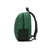 Mochila Caterpillar color verde con diseño geométrico en relieve. Cuenta con un compartimento principal con cierre de cremallera, un bolsillo interior para objetos pequeños y un compartimento trasero acolchado para laptop. Tiene tirantes ajustables de malla elástica, asa de mano y logo de la marca en el frente.