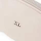 Neceser de símil cuero color hueso con cierre superior y logo metálico XL.
