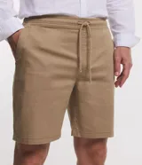 Bermuda masculina color beige de sarga, con cintura elástica ajustable con cordón y bolsillo trasero.
