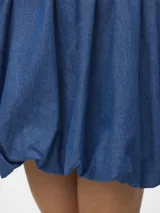 Minifalda azul denim de tiro alto con cintura elastizada y corte globo.