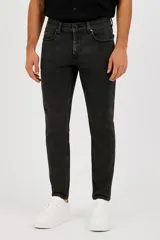 Pantalón de jean skinny color gris oscuro, de tiro bajo.