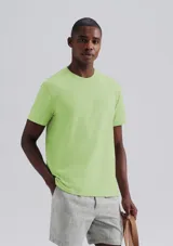 Camiseta marrón de corte recto y mangas cortas.