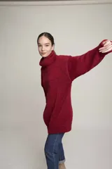 Sweater rojo de lana merino con cuello alto.
