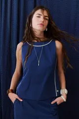 Top sin mangas color azul marino con vivos blancos en el escote y los laterales.