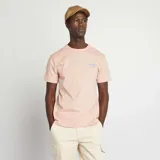 Camiseta rosa pálido de manga corta con cuello redondo y estampado pequeño en el pecho con la palabra "Oranges".