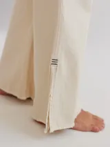 Pantalón de jean celeste con efecto batik, corte recto y terminación desflecada.