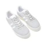 Championes urbanos color rosa con plataforma blanca y detalles en blanco en el talón y las tres tiras laterales.