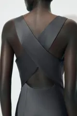Vestido midi gris oscuro de satén, con escote drapeado y corte al bies.
