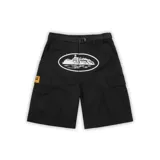 Bermuda cargo negra con estampado blanco de la prisión de Alcatraz en el frente. Incluye cinturón con hebilla plástica.