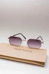 Lentes de sol rectangulares con marco dorado y lentes degradadas de violeta a transparente.