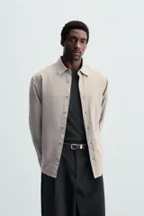 Camisa relaxed fit confeccionada en tejido con mezcla de algodón con tacto suave. Cuello solapa y manga larga acaba en puño con botón. Bolsillo plastrón en pecho. Cierre frontal de botonadura.