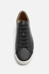 Zapatillas blancas de cuero sintético con cordones, forro interior y plantilla color beige.