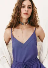 Musculosa de tirantes finos color azul, con escote en V y costuras decorativas en el busto.