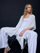 Kimono blanco de gasa con apliques de brillos, marca Jessica Mc Clintock.