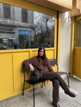 Sweater negro de punto con cuello redondo y corte oversize.