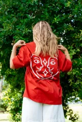 Remera roja de corte clásico con la frase "LA RESPUESTA ERES TÚ" estampada en el frente.